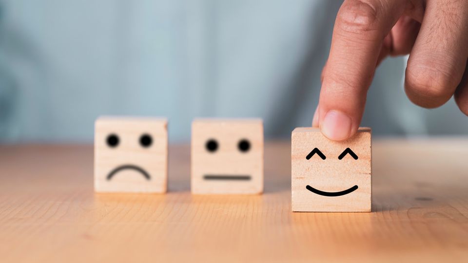 Meckern raubt Energie: Ein Experte gibt drei Tipps, wie Sie es aus dem Mecker-Modus raus schaffen.