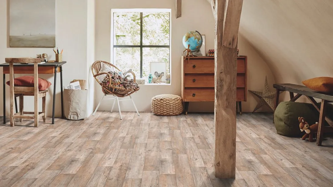 Zimmer im Landhausstil mit einem Vinylboden