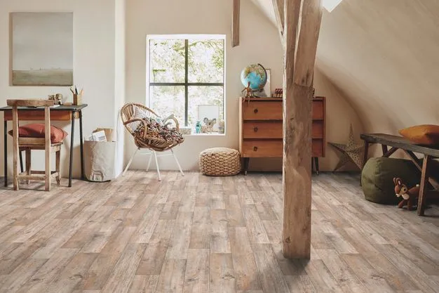 Zimmer im Landhausstil mit einem Vinylboden
