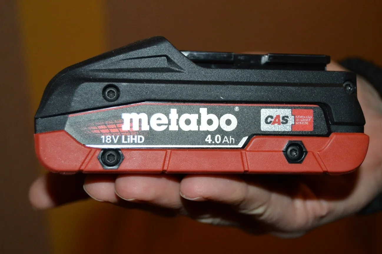 Nahaufnahme eines Metabo Akkus mit Fokus auf das Logo.