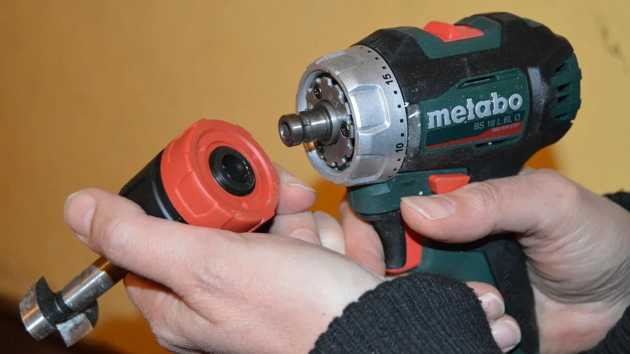 Dem Metabo Akkuschrauber wird das Bohrfutter gewechselt.