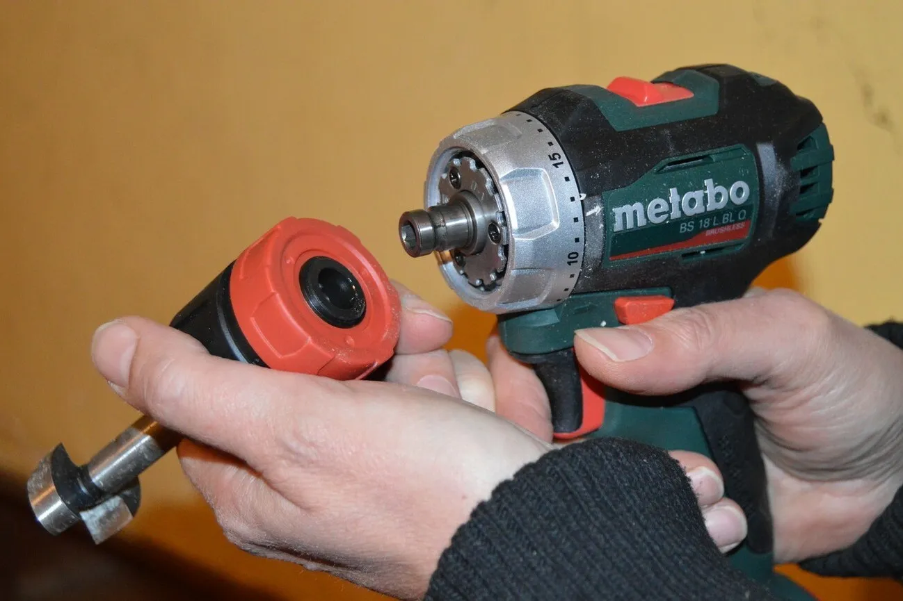 Dem Metabo Akkuschrauber wird das Bohrfutter gewechselt.