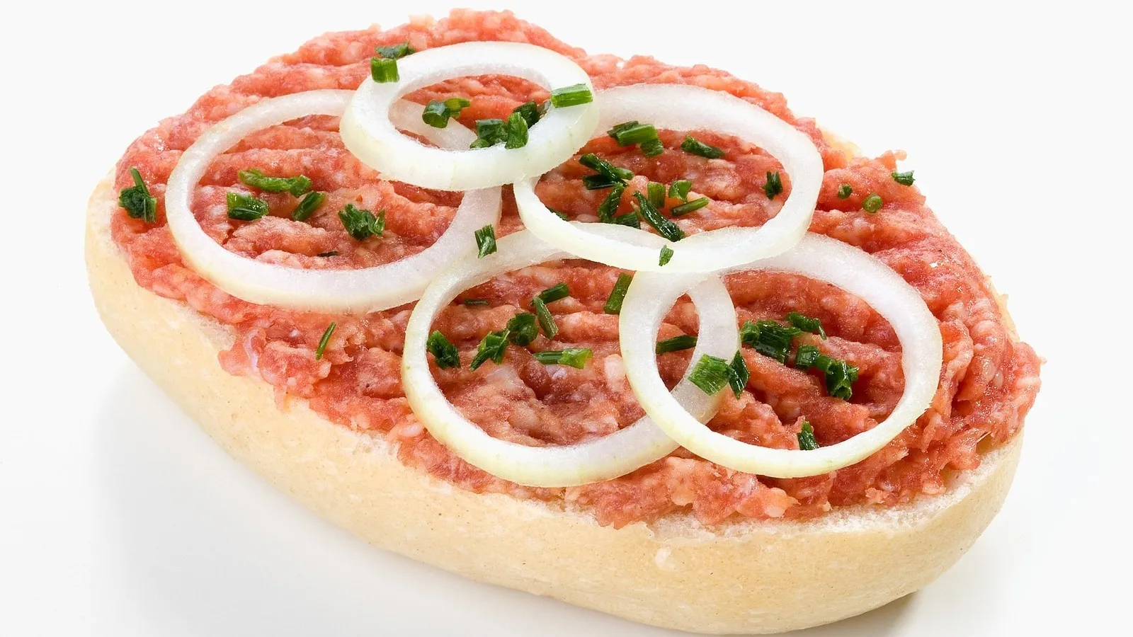 Ein Mettbrötchen mit Zwiebeln, ohne Hintergrund.