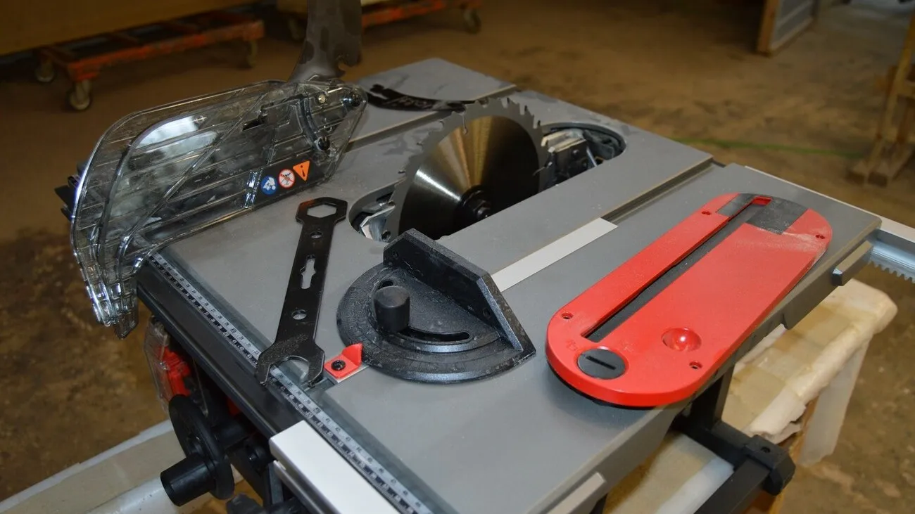 Die Milwaukee Fuel M18 FTS210 in grau mit Akku.