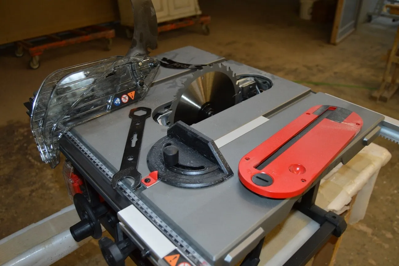 Die Milwaukee Fuel M18 FTS210 in grau mit Akku.