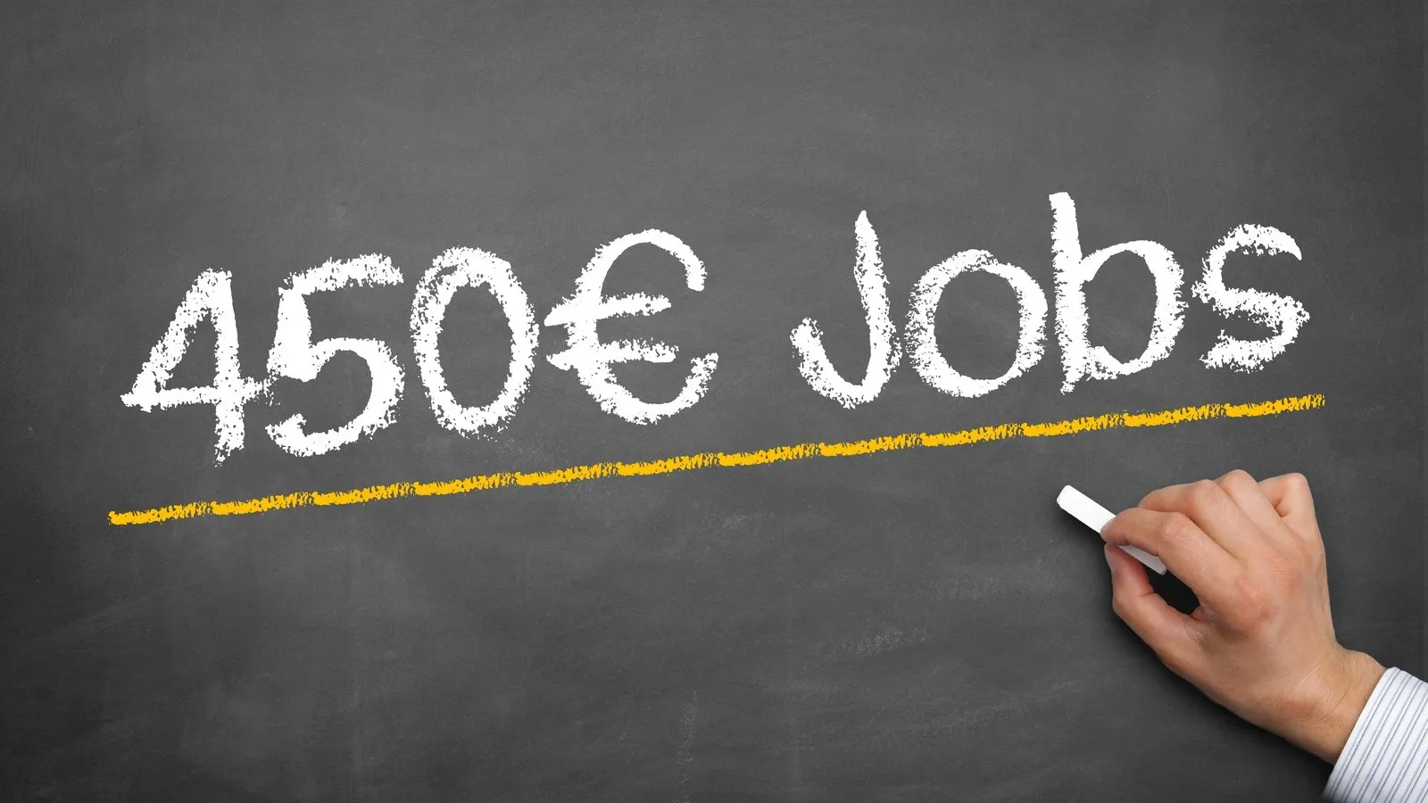 Auf einer Tafel hat jemand "450 Euro Jobs" geschrieben und gelb unterstrichen, daneben ist eine Hand mit Kreide zu sehen.