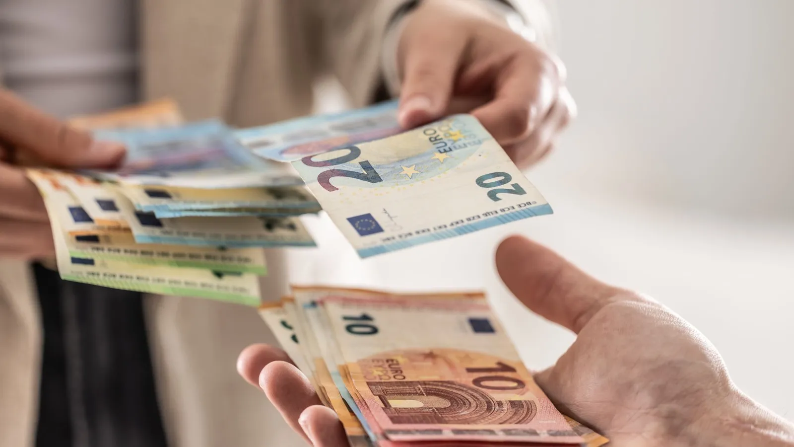 Laufende Vergütung aus einer Mitarbeiterkapitalbeteiligung: Das Finanzamt betrachtet die Zahlungen oft als Lohn, der Bundesfinanzhof hingegen als steuerlich günstigeren Kapitalertrag.