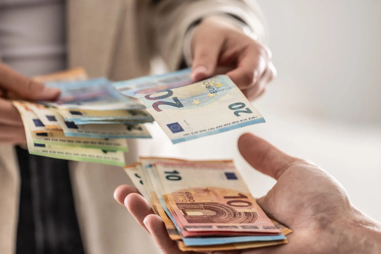 Laufende Vergütung aus einer Mitarbeiterkapitalbeteiligung: Das Finanzamt betrachtet die Zahlungen oft als Lohn, der Bundesfinanzhof hingegen als steuerlich günstigeren Kapitalertrag.