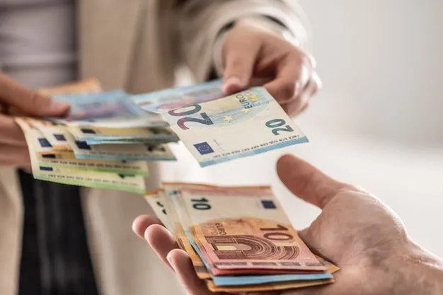 Laufende Vergütung aus einer Mitarbeiterkapitalbeteiligung: Das Finanzamt betrachtet die Zahlungen oft als Lohn, der Bundesfinanzhof hingegen als steuerlich günstigeren Kapitalertrag.