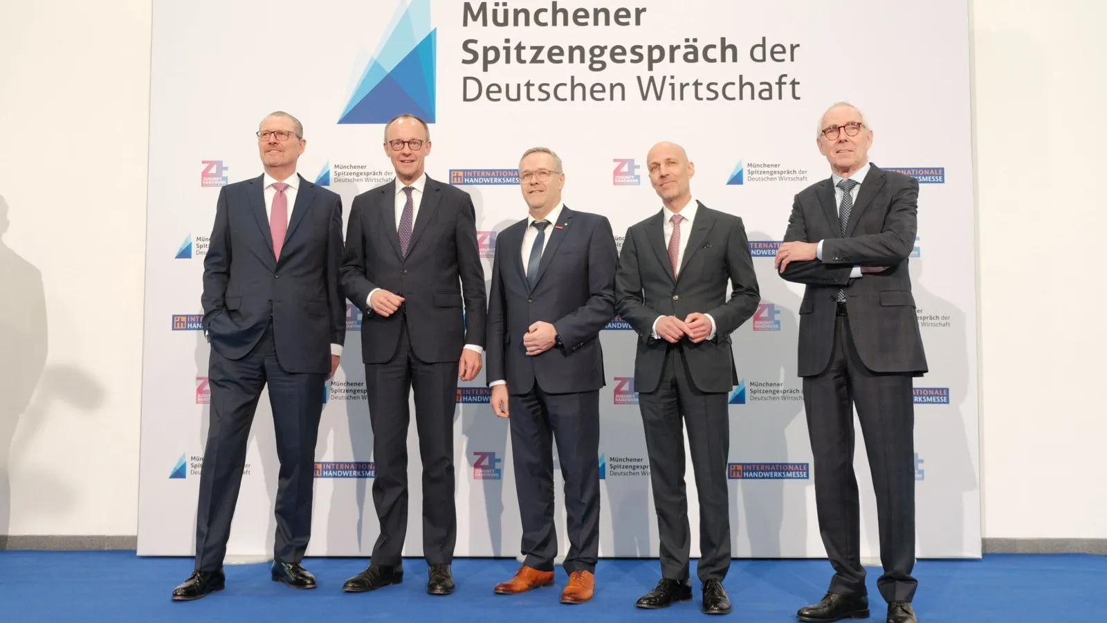 Münchener Spitzengespräch: 2026 waren Rainer Dulger (BDA), Bundeskanzler Friedrich Merz, Jörg Dittrich (ZDH), Peter Leibinger (BDI) und Peter Adrian (DIHK), dabei (v.l.n.r.).