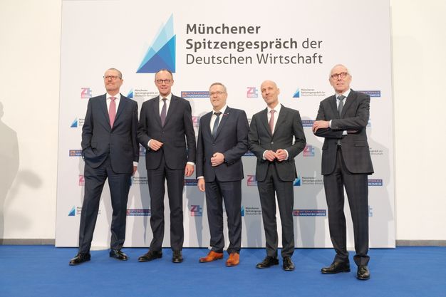 Münchener Spitzengespräch: 2026 waren Rainer Dulger (BDA), Bundeskanzler Friedrich Merz, Jörg Dittrich (ZDH), Peter Leibinger (BDI) und Peter Adrian (DIHK), dabei (v.l.n.r.).