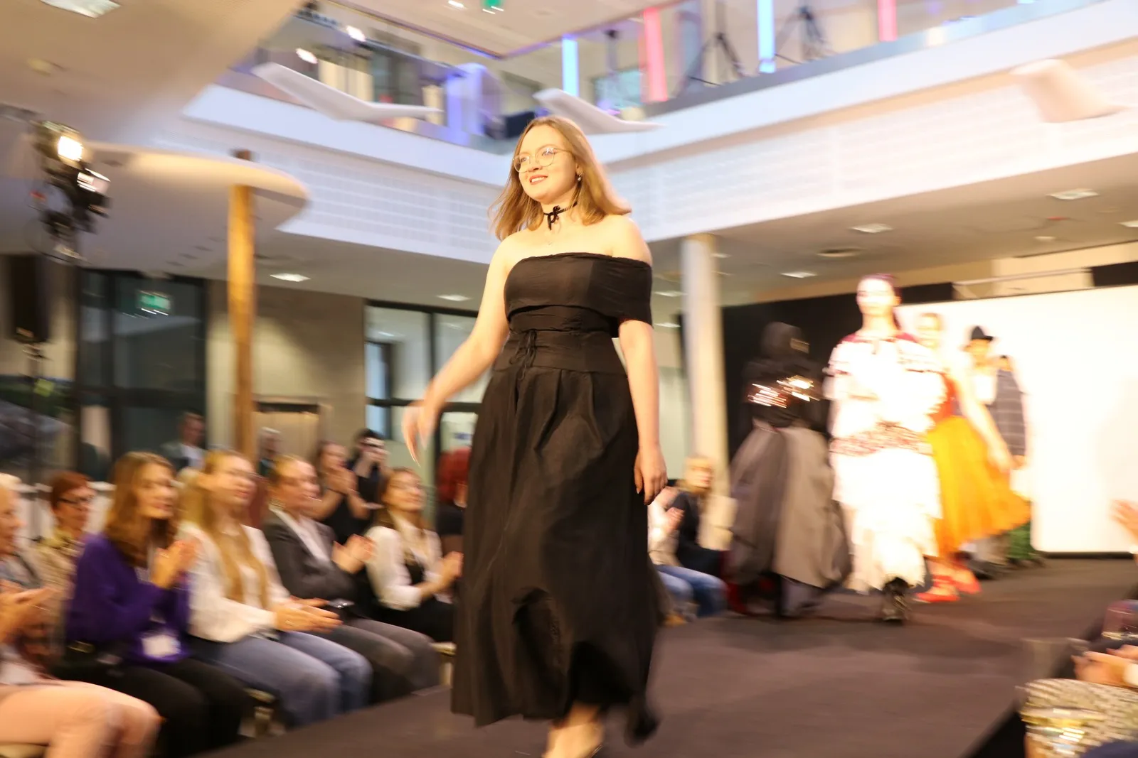 Noale Reichstein auf dem Laufsteg während der Show.
