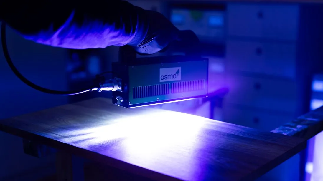 Die Belichtung der Oberfläche erfolgt mit der Osmo UV LED SmartLight Pro. Die Oberfläche ist anschließend sofort trocken und voll belastbar. 