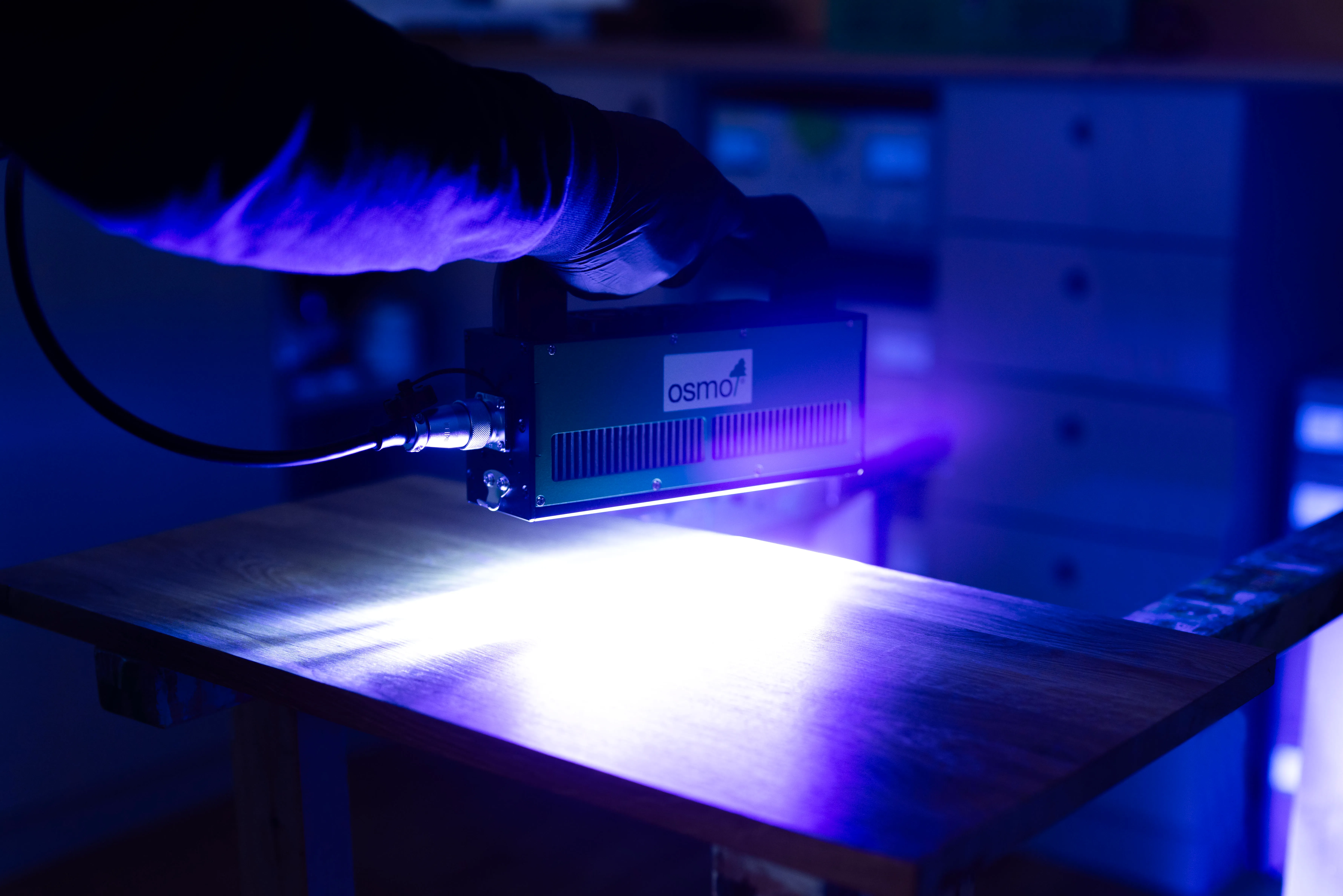 Die Belichtung der Oberfläche erfolgt mit der Osmo UV LED SmartLight Pro. Die Oberfläche ist anschließend sofort trocken und voll belastbar. 