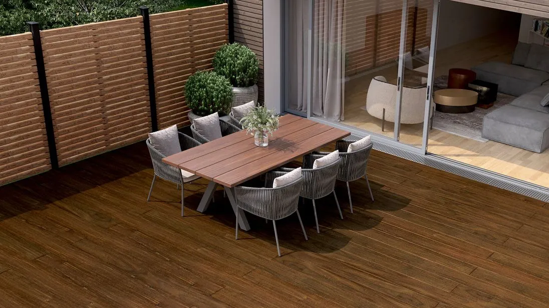 Terrassenböden im Außenbereich verlieren im Sonnenlicht rasch ihre schöne Färbung. Dank der Kombination aus UVbeständigem PVC-Träger und aufwändiger Digitalbedruckung behalten Osmo Neo-Deck Terrassendielen ihr Aussehen auch nach jahrelangem Außeneinsatz.