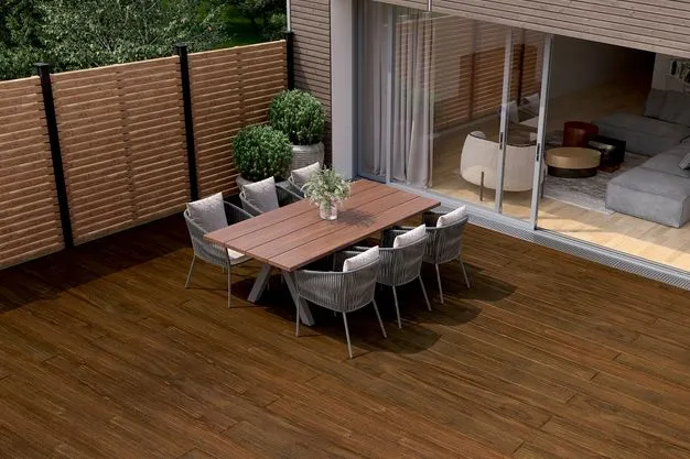 Terrassenböden im Außenbereich verlieren im Sonnenlicht rasch ihre schöne Färbung. Dank der Kombination aus UVbeständigem PVC-Träger und aufwändiger Digitalbedruckung behalten Osmo Neo-Deck Terrassendielen ihr Aussehen auch nach jahrelangem Außeneinsatz.