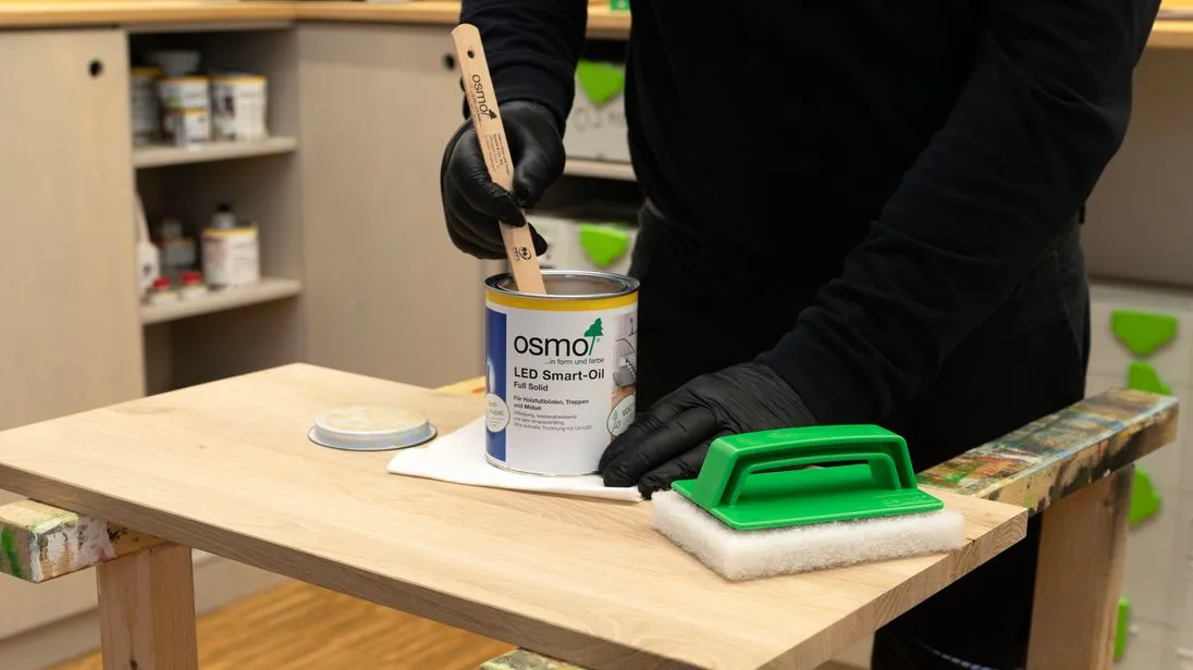 Das neue Osmo LED Smart-Oil ist nach dem Aufrühren sofort gebrauchsfertig und kann mit Doppelblattspachtel oder ähnlichem Werkzeug aufgetragen werden.