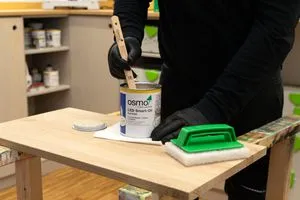 Das neue Osmo LED Smart-Oil ist nach dem Aufrühren sofort gebrauchsfertig und kann mit Doppelblattspachtel oder ähnlichem Werkzeug aufgetragen werden.