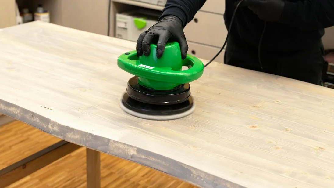 Nach dem Auftragen wird das Osmo LED Smart-Oil beispielsweise mit einer Einscheibenmaschine wie dem Osmo HandXcenter und einem weißen Pad vertrieben. 
