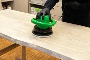 Nach dem Auftragen wird das Osmo LED Smart-Oil beispielsweise mit einer Einscheibenmaschine wie dem Osmo HandXcenter und einem weißen Pad vertrieben. 