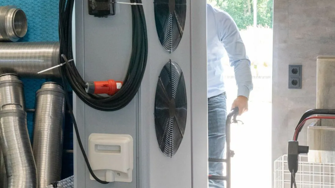 Ihre Unterkonstruktion macht die mobile Wärmepumpe Baustellengängig auch auf herausforderndem Untergrund.