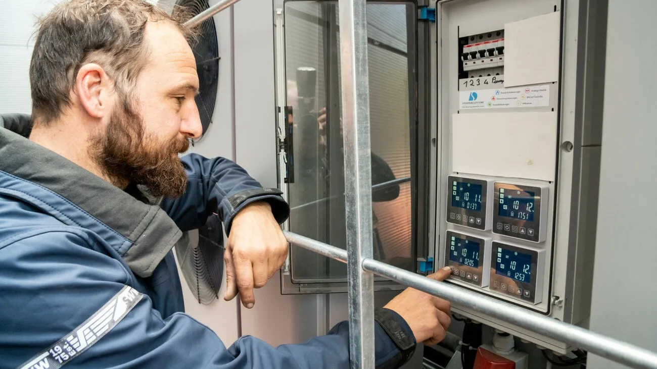Ein Mann drückt Knöpfe in dem eingebauten mobilen Heißgerät.