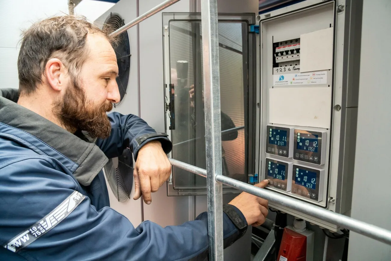 Ein Mann drückt Knöpfe in dem eingebauten mobilen Heißgerät.