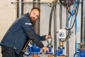 Zwei Anschlüsse für Zu- und Ablauf genügen, um die mobile Wärmepumpe mit dem Heizkreislauf eines Gebäudes zu verbinden.