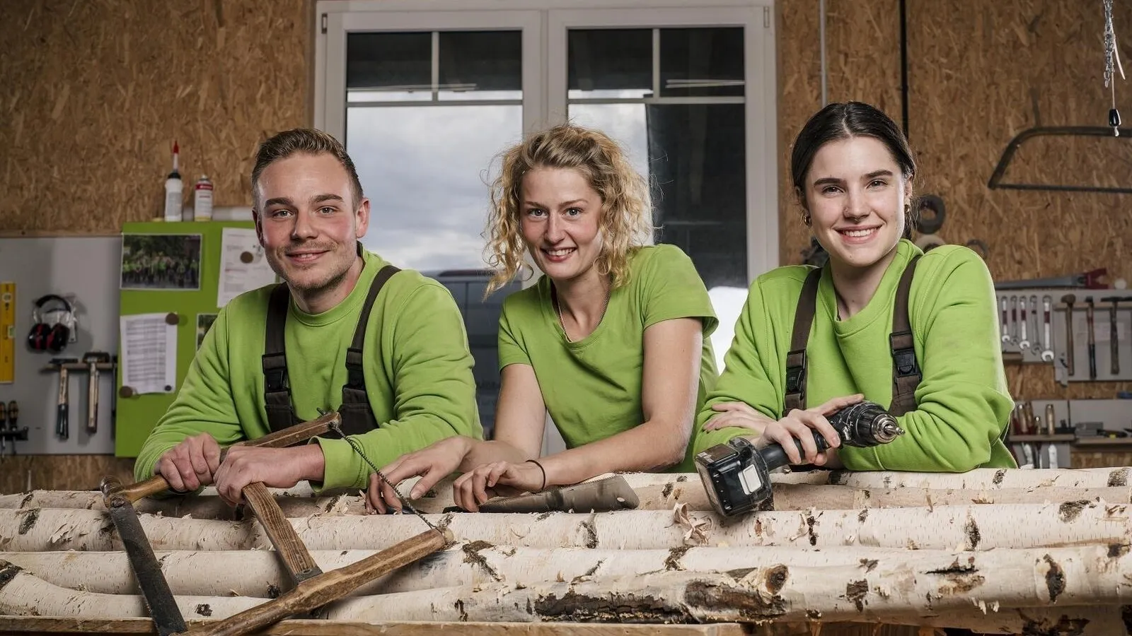 Drei Mitarbeiter der Tischlerei Menne in grünem T-Shirt: (v.l.): Niklas Habrock, Gina Schmitz und Heather Blom.