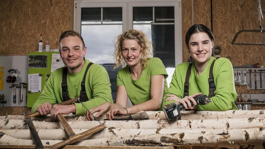 Diese Mitarbeiter der Tischlerei Menne sind in der zweiten und dritten Staffel der WDR-Serie „Passt, wackelt und hat Luft“ zu sehen (v.l.): Niklas Habrock, Gina Schmitz und Heather Blom.