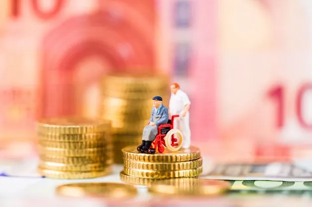 Ein Pflegebedürftiger im Rollstuhl und eine Pflegekraft stehen vor einer Kulisse aus Geld - darunter ein 10-Euro-Schein und diverse Euro-Münzen.