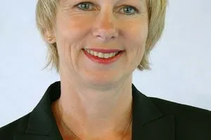 Sie ist Unternehmenstrainerin an der Akademie für Management-Kommunikation und Redenschreiben (AMAKOR) in Bonn. -