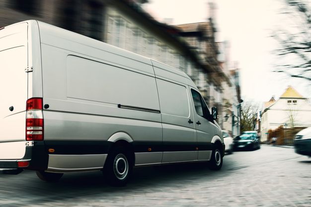 Firmenwagen privat genutzt: Bei Fahrzeugen ab 3,5 Tonnen müssen Handwerker seit dem 1. Juli 2024 die Mautpflicht beachten.