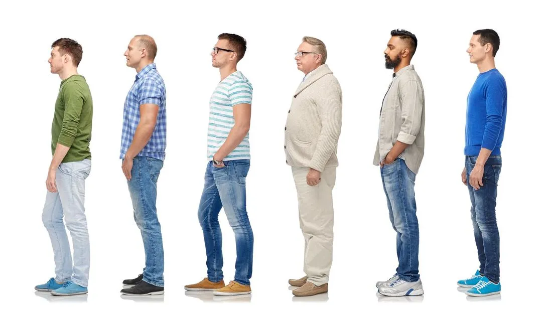Unterschiedliche Männer
diversity and people concept - group of happy multiracial men standing in queue, isolated on white
