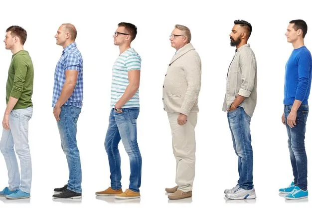 Unterschiedliche Männer
diversity and people concept - group of happy multiracial men standing in queue, isolated on white