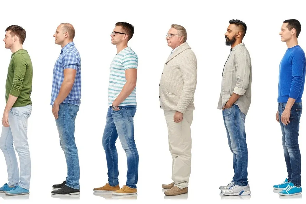 Unterschiedliche Männer sind in einer Reihe aufgestellt und von der Seite dargestellt.