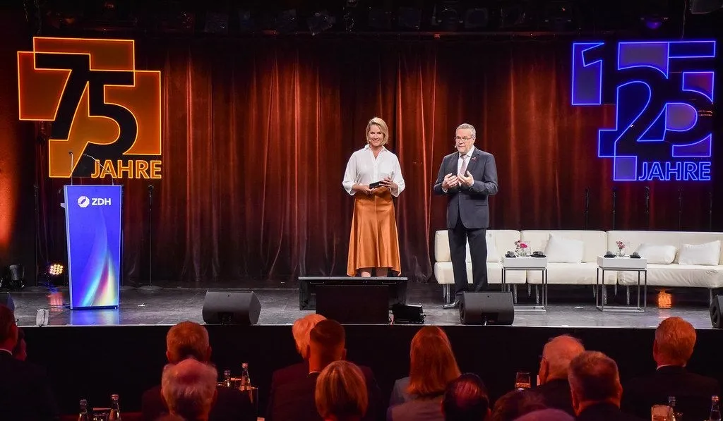 Im Gespräch auf der Bühne im Tipi am Kanzleramt: Moderatorin Judith Rakers und ZDH-Präsident Jörg Dittrich.