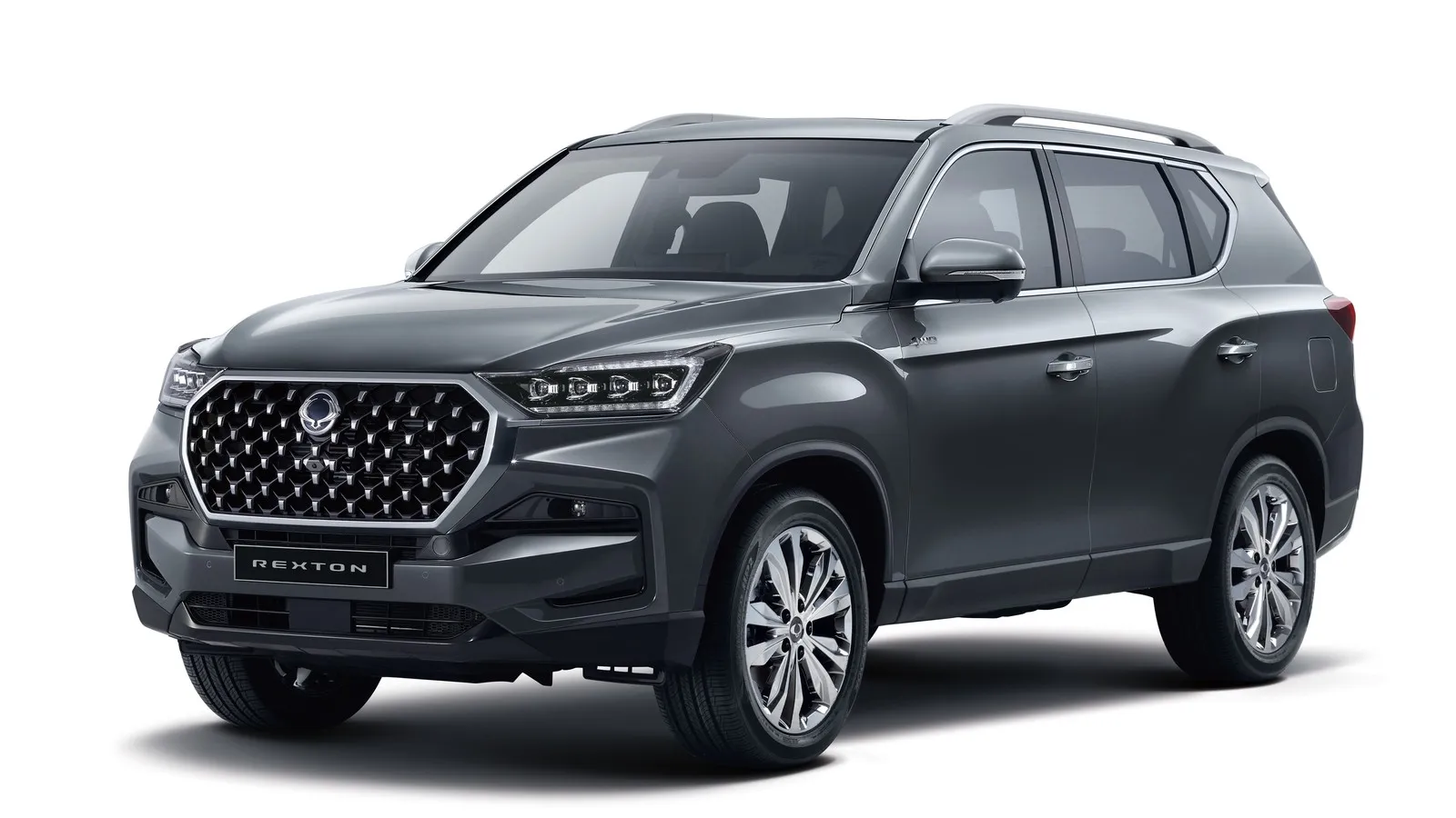 KGM Rexton auf Basis der Ausstattungslinie LUX in der Farbe Grau. Der großzügige SUV verbindet souveräne Zugkraft von bis zu 3,5 Tonnen.
