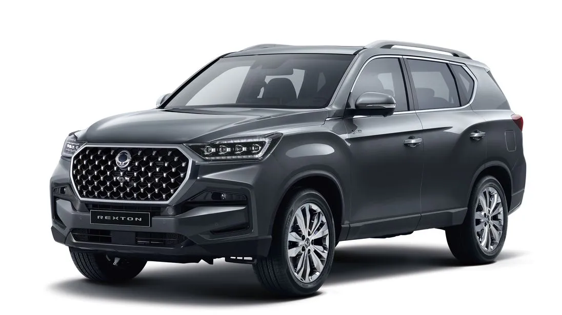 KGM Rexton auf Basis der Ausstattungslinie LUX in der Farbe Grau. Der großzügige SUV verbindet souveräne Zugkraft von bis zu 3,5 Tonnen.