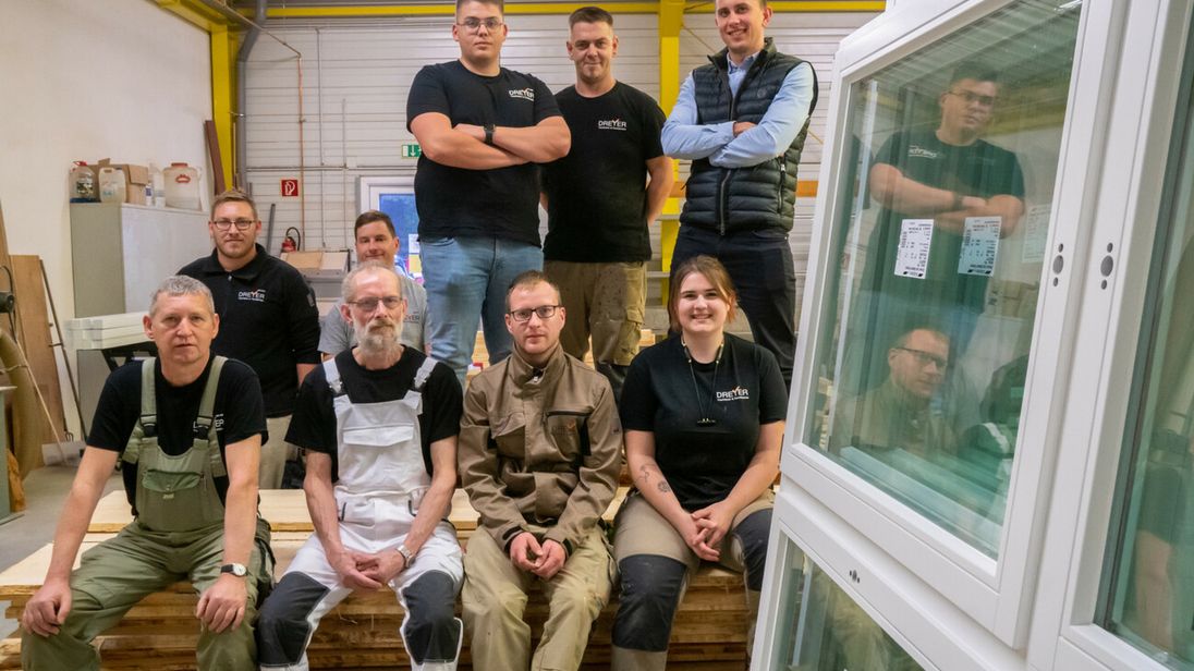 In Wanzleben baut Dreyer eine Serienfertigung für handwerkliche Fenster auf. Diese Mitarbeitenden helfen unter anderem den neuen Standort aufzubauen.
