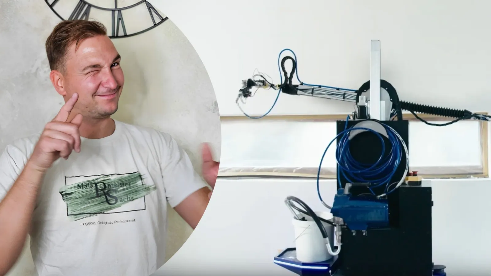 Der blaue Maler-Roboter streicht eine Wand, daneben ist Malermeister Robert Sachs zwinkernd in einem Ausschnitt zu sehen.