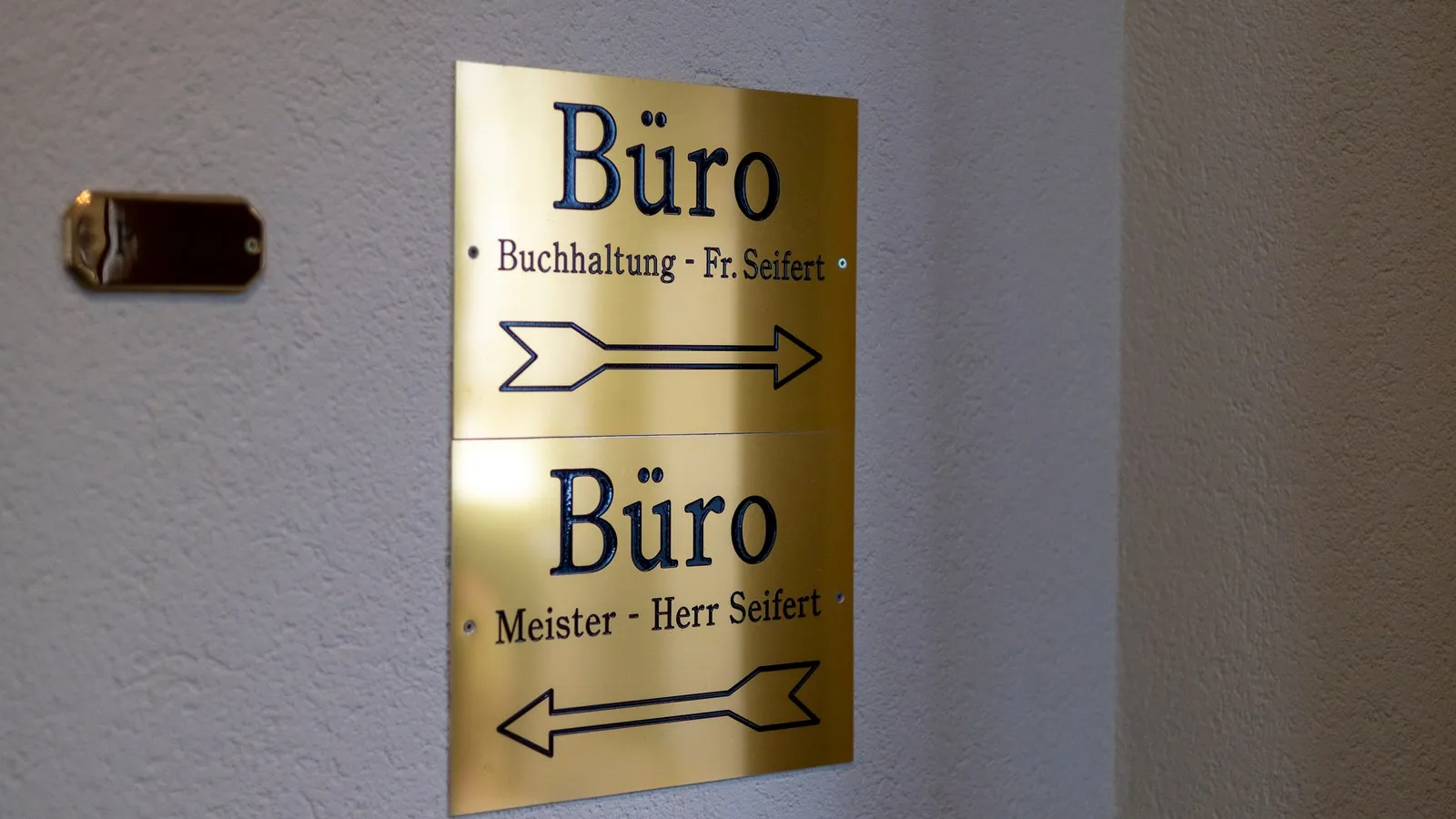 Zwei Messingschilder. Auf dem einen steht "Büro Buchhaltung Fr. Seifert" auf dem andern "Büro Meister- Herr Seifert"