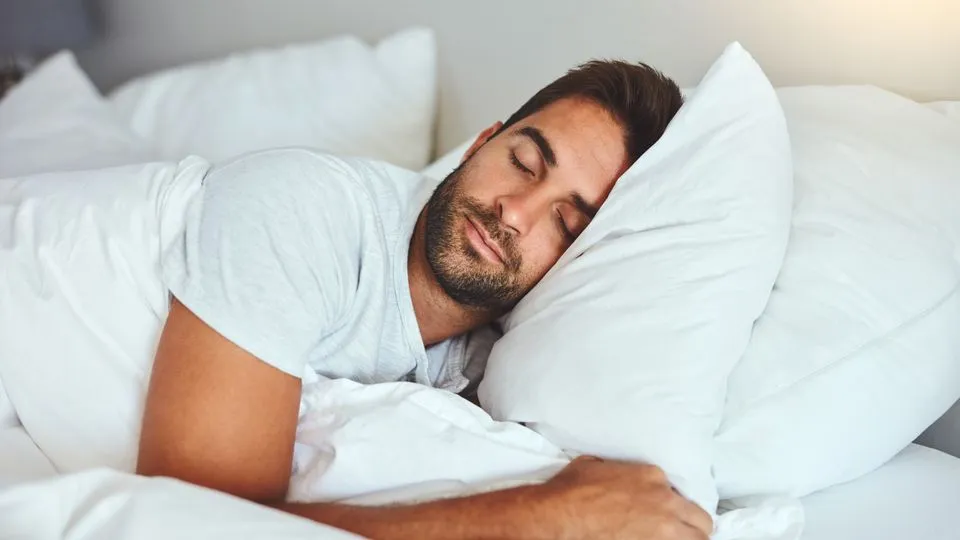 Schlafender Mann im Bett