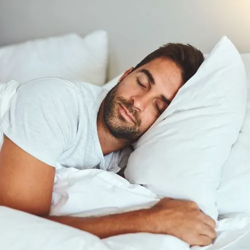 Schlafender Mann im Bett
