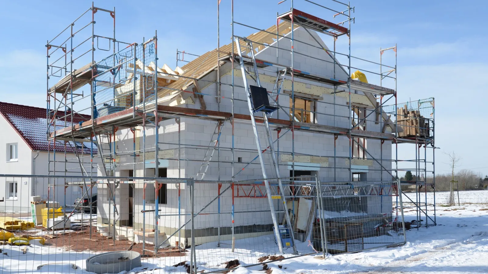 Bei Schnee und Eis ist das Arbeiten auf der Baustelle oft kaum möglich: Das Schlechtwettergeld kann in solchen Fällen eine Lösung für Betriebe sein.