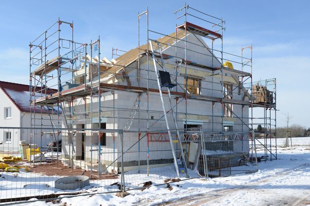 Bei Schnee und Eis ist das Arbeiten auf der Baustelle oft kaum möglich: Das Schlechtwettergeld kann in solchen Fällen eine Lösung für Betriebe sein.