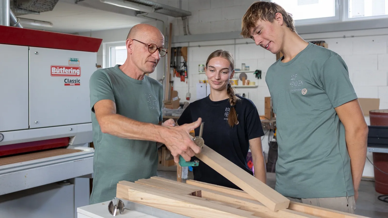 Rolf Hendgen erklärt seinen Azubis etwas an einem Werkstück