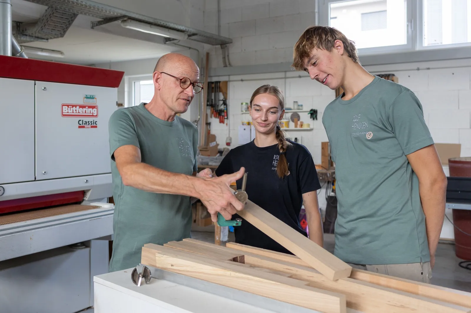 Rolf Hendgen erklärt seinen Azubis etwas an einem Werkstück