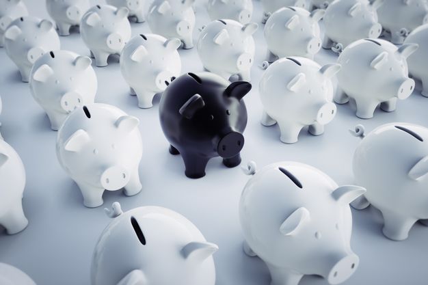 Schwarzgeld-Verdacht: Passt der teure Lebensstil nicht zu dem Privatentnahmen, vermutet das Finanzamt Steuerhinterziehung.