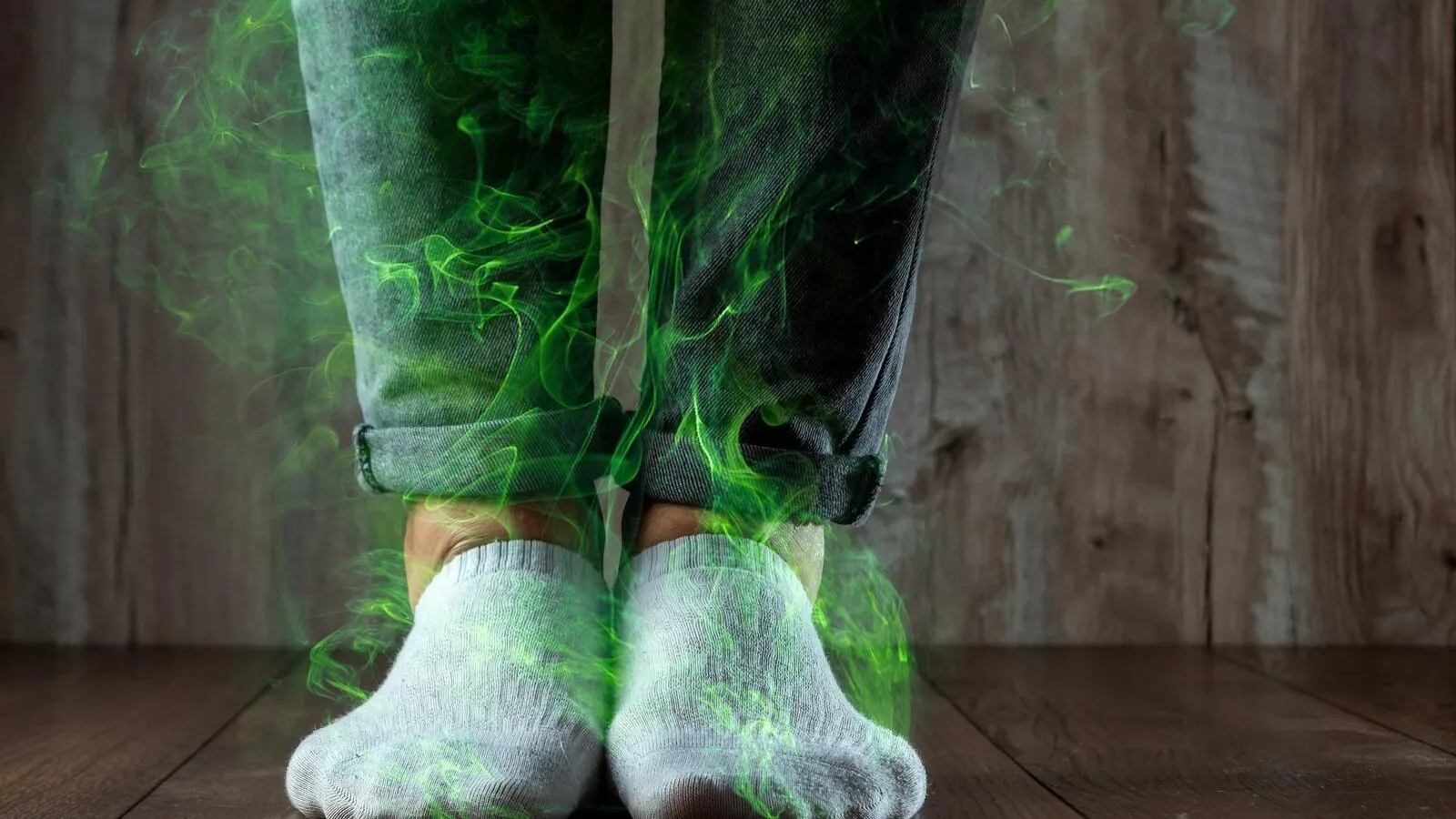 Nahaufnahme der Füße einer Person ohne Schuhe. Es steigen grüne Schwaden auf, die üblen Geruch symbolisieren sollen.